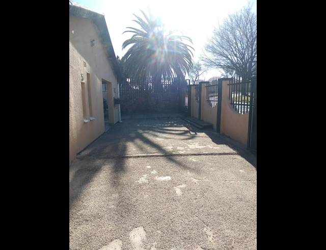 5 BEDROOM HOUSE FOR SALE IN SOPHIATOWN